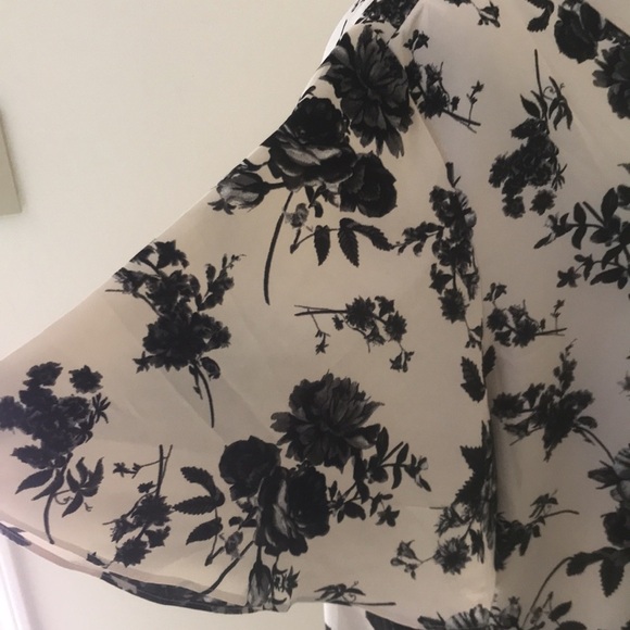 New! Anyally 2XL floral v neck blouse. - Picture 3 of 8